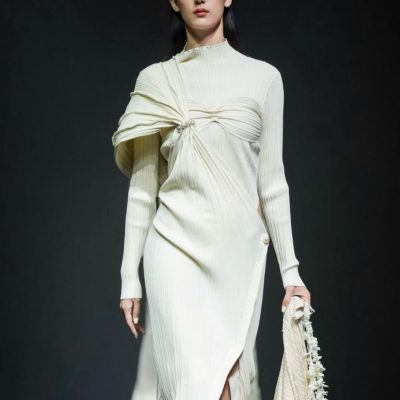 TONG YALI “THE SHELL TELLS” LOOK 6